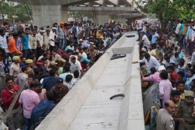 Ấn Độ: Đang thi công, cầu bất ngờ bị sập khiến 18 người thiệt mạng, xe cộ bị nghiền nát