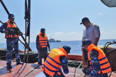 Cảnh sát biển bắt giữ tàu chở 100.000 lít dầu DO trái phép