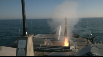 Video: Lo bị vượt mặt, Mỹ tiếp tục thử sức mạnh vũ khí 'bất khả chiến bại'