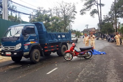 Đà Lạt: Xe máy đấu đầu xe tải, 2 người thương vong
