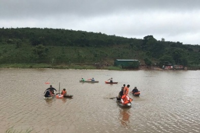 Lốc xoáy, mưa đá tại Quảng Bình: Lật 2 thuyền chở khách du lịch, 1 người tử vong