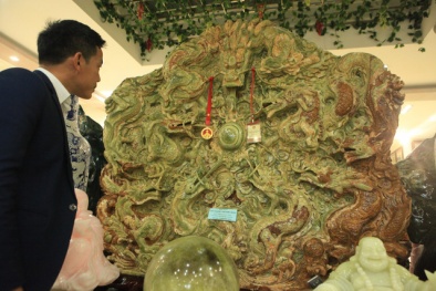 Đại gia Thái Nguyên bỏ tiền tỷ mua bức tranh ngọc tạc 9 con rồng nặng 5 tấn