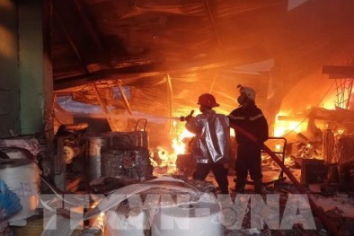 Cháy lớn ở TP.HCM: Chủ khóc ròng vì công ty bị thiêu rụi