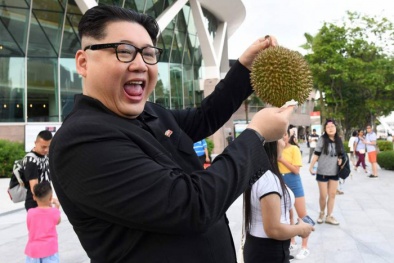 ‘Kim Jong Un’ tươi cười khoe sầu riêng trên đường phố Singapore khiến người dân xôn xao
