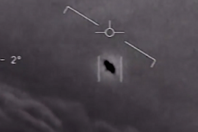 UFO bay nhanh như tên lửa 'bám đuôi' tàu tuần dương Mỹ?