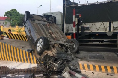 Phú Thọ: Say rượu, tài xế tông thẳng trạm thu phí khiến xe ô tô lật ngửa, vỡ vụn phần đầu