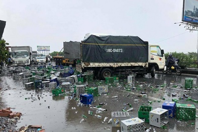 Hải Phòng: Tai nạn giao thông khiến hàng nghìn chai bia rơi vãi trên QL5