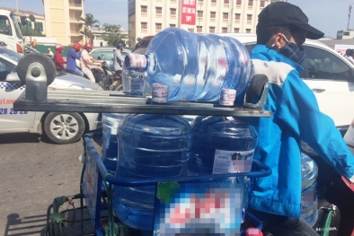Nước đóng chai, đóng bình được đưa vào nhóm mặt hàng 'nóng' về ATTP