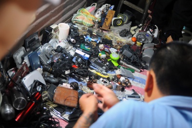 Chợ đêm tại Hà Nội bán tràn lan ổ cắm điện không nguồn gốc