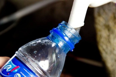 Những nguy hiểm ít ai ngờ tiềm ẩn trong nước đóng bình, đóng chai ‘bẩn’
