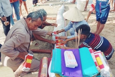 Quảng Bình: Xác cá hố rồng nặng 100kg dạt vào bờ biển, ngư dân làm lễ an táng