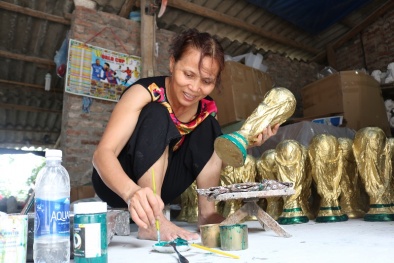 Tận mắt chứng kiến quy trình làm cúp vàng World Cup 'độc nhất vô nhị' ở Bát Tràng