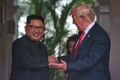 Cập nhật hình ảnh ấn tượng từ cuộc gặp lịch sử giữa ông Donald Trump và ông Kim Jong-un