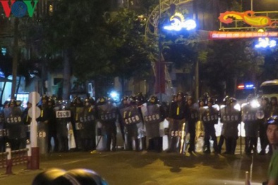 Tụ tập quá khích ở Bình Thuận: Hàng trăm người tiếp tục ném đá, đốt xe cảnh sát trong đêm