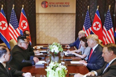 Nữ thông dịch viên luôn xuất hiện bên cạnh ông Trump trong phòng họp Mỹ -Triều là ai?