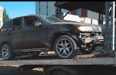 'Hô biến' BMW X5 đồng nát từ bãi phế liệu thành xe off-road chuyên nghiệp