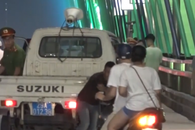 Hàng trăm người dừng xe hóng mát, chụp ảnh trên cầu Nhật Tân
