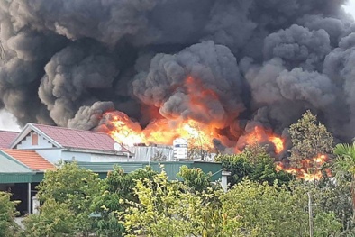 Đang cháy lớn tại công ty nhựa thông Quảng Ninh, cột khói bốc cao hàng chục mét