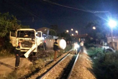 Tàu hỏa đâm xe bồn khiến 3 người bị thương, giao thông tắc nghẽn