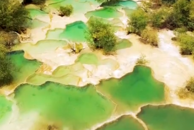 Thung lũng có hàng trăm hồ nước đủ màu ở Trung Quốc