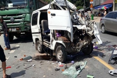 Lạng Sơn: Đấu đầu xe tải, xe con bẹp dúm khiến 5 người bị thương