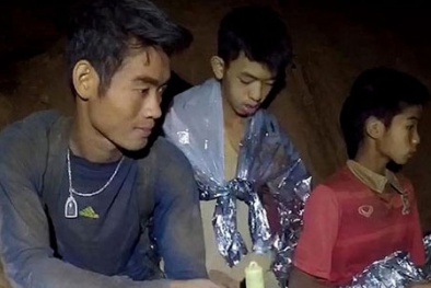 Kiệt sức vì nhường thức ăn cho học trò, HLV đội bóng Thái Lan được cứu ra ngoài sớm