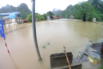 Quảng Ninh: Mưa lớn khiến nước dâng cao gần 2m, QL18A bị chia cắt