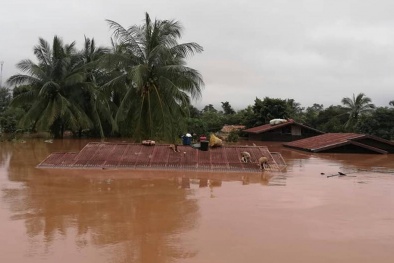 Vỡ đập thủy điện ở Lào: Cận cảnh người dân chen chân trên mái nhà tránh lũ