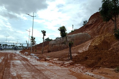 Bùn đất tràn xuống phá tan hoang tuyến đường hiện đại bậc nhất Quảng Ninh