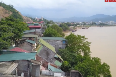 Clip: 6 nhà dân bị kéo sập xuống sông Đà tại Hòa Bình nhìn từ flycam