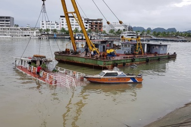 Quảng Ninh: Mưa lớn, tàu du lịch bị chìm do không thoát nước kịp