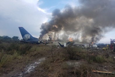Hàng trăm người thoát nạn kỳ diệu sau vụ rơi máy bay kinh hoàng ở Mexico