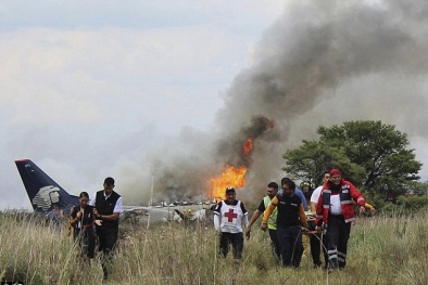Vụ rơi máy bay chở 101 người ở Mexico: Đau đớn hình ảnh bé gái với đôi chân bốc cháy