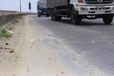 Cận cảnh mặt cầu Thăng Long bị hằn lún, rạn nứt nghiêm trọng