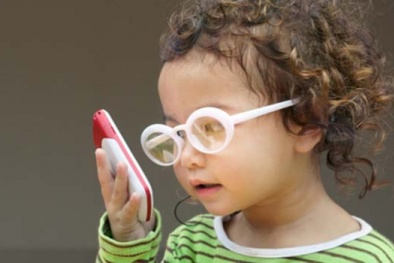 Không chỉ hỏng mắt mà thần kinh trẻ cũng bị ảnh hưởng nếu dùng điện thoại quá sớm