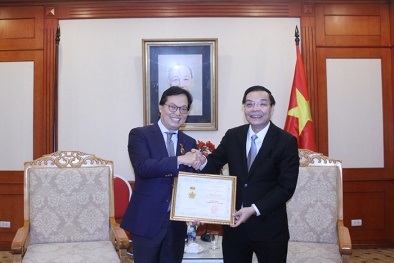Đại sứ Dương Chí Dũng nhận Kỷ niệm chương vì sự nghiệp Khoa học và Công nghệ 