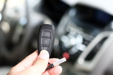 Dùng khóa cửa ô tô điều khiển từ xa chớ bất cẩn kẻo gặp sự cố đáng tiếc