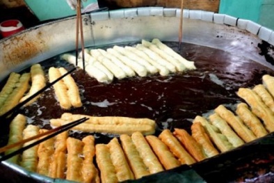 Chàng trai trẻ ăn nhiều bánh quẩy trong thời gian dài dẫn đến suy thận