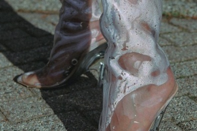 Mốt giày cao gót trong veo đang gây 'sốt' tiềm ẩn tác hại không ngờ