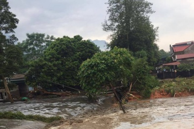Lào Cai: Vỡ đập chứa bãi thải nhà máy phân bón, nhiều nhà dân bị ảnh hưởng