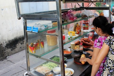 Từ 20/10/2018, phạt 1 triệu đồng nếu dùng tay trần bán thức ăn 