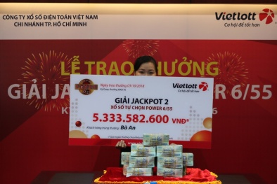 Xổ số Vietlott: Nữ khách hàng đến từ TP.HCM nhận ‘chồng’ tiền mặt hơn 5,3 tỷ đồng