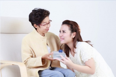 Chỉ với 300.000 đồng nên mua quà gì vừa dễ thương, vừa ý nghĩa để tặng mẹ?