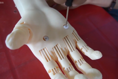Chàng trai Quảng Ngãi chế tạo bàn tay robot giá 3 triệu