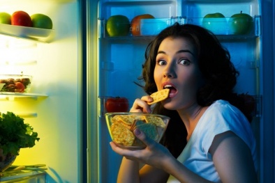 Tác hại không ngờ của ăn khuya tới sức khỏe tim mạch