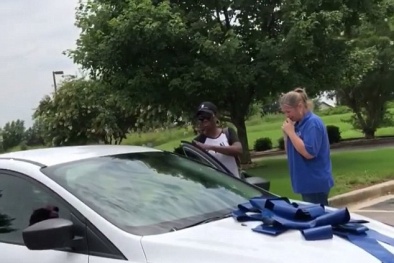 Phụ huynh hào phóng tặng cô giáo của con gái chiếc ô tô mới hơn 400 triệu đồng