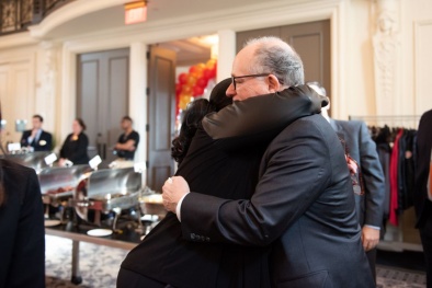 Trong bữa tiệc, ông chủ bất ngờ tặng 468 tỷ tiền mặt cho nhân viên