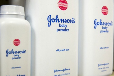 Tập đoàn Johnson & Johnson đang lao đao vì 'giấu nhẹm' sự thật kinh khủng về phấn rôm trẻ em 