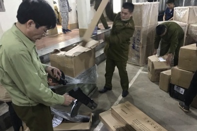 Tóm gọn xe ô tô chở lậu súng đồ chơi, quần áo do Trung Quốc sản xuất 