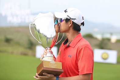 Khoảnh khắc nâng cúp của Annop Tangkamolprasert tại FLC Vietnam Masters 2018